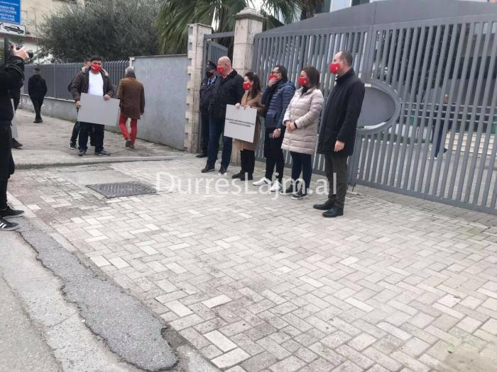 Gjobat ndaj intelektualëve, LSI Durrës proteston para Drejtorisë së Policisë