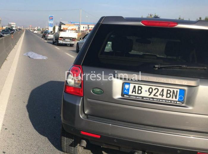 I aksidentuari për vdekje në Durrës, i shtrirë në mes të autostradës (FOTO+VIDEO)