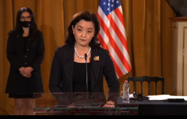 A ka në Durrës ndonjë deputet që nuk duhet të kandidojë? Ambasadorja e SHBA: Në fund të ditës mund të them diçka! (VIDEO)