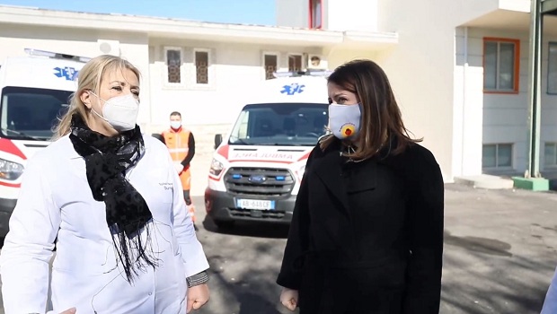 Manastirliu inspekton pavionin Covid në spitalin e Durrësit