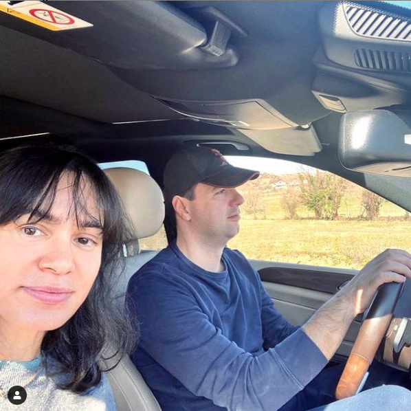 Basha heq kostumin zyrtar dhe merr timonin, bashkëshortja nxjerr foton nga udhëtimi