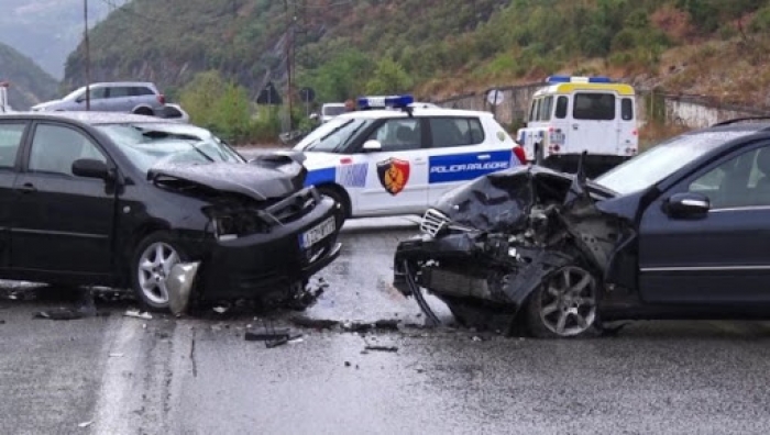 Përplasen 2 automjete, të plagosurit dërgohen me urgjencë në spital