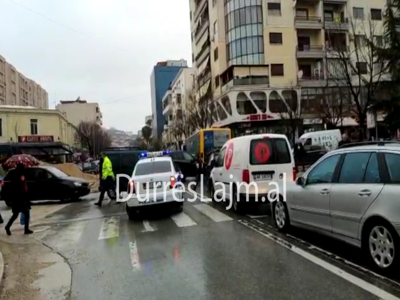 Polici del nga makina për të disiplinuar trafikun e rënduar në Durrës (VIDEO)