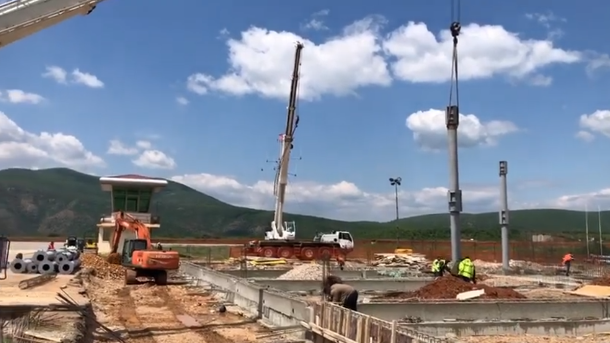 Humb jetën punonjësi në kantierin e aeroportit të Kukësit