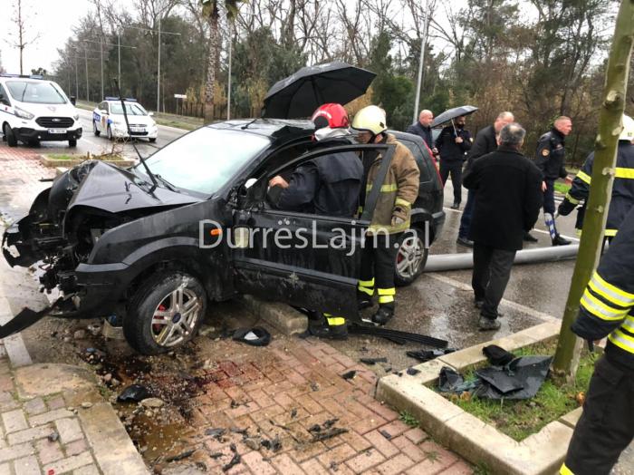 Aksident i frikshëm në Durrës/ Makina përplaset me shtyllën, zjarrfikësit ndërhyjnë për të nxjerrë shoferin