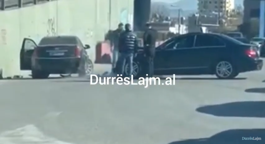 Përplasen dy automjete tek Ura e Dajlanit (VIDEO)