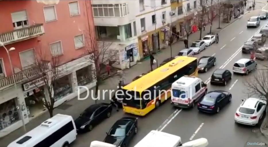 VIDEOLAJM/ Kur trafikut të Durrësit nuk i shpëton as ambulanca