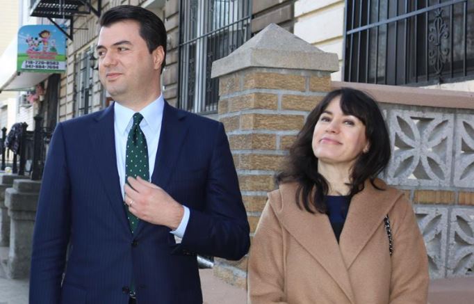 Aurela ndan foto me vajzën, një dhuratë edhe për Lulzim Bashën