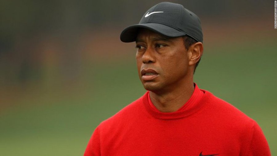 Aksidentohet legjenda e golfit, Tiger Woods, zjarrfikësit përdorin sharrë për ta nxjerrë nga makina