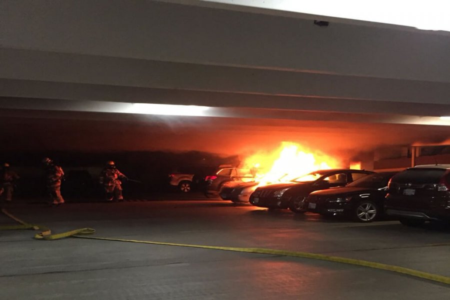 Digjen në mesnatë tre makina në garazhin e një pallati