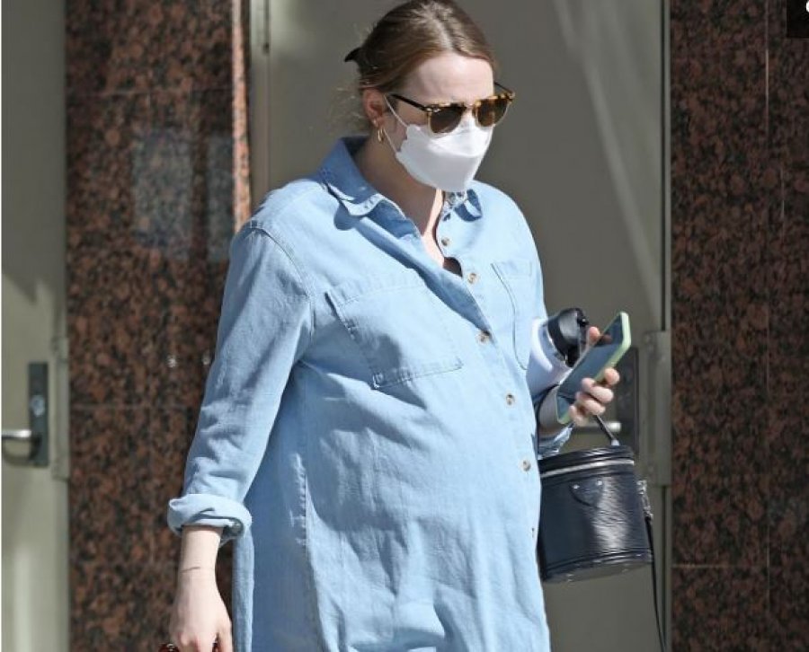 Aktorja e njohur Emma Stone fotografohet me barkun e rrumbullakosur