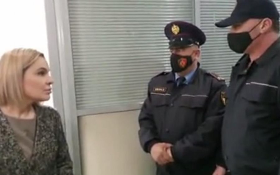 Policia në Elbasan shkon për t’i vënë gjobë për maskën, Kryemadhi: Merruni me bandat këtu njëherë!