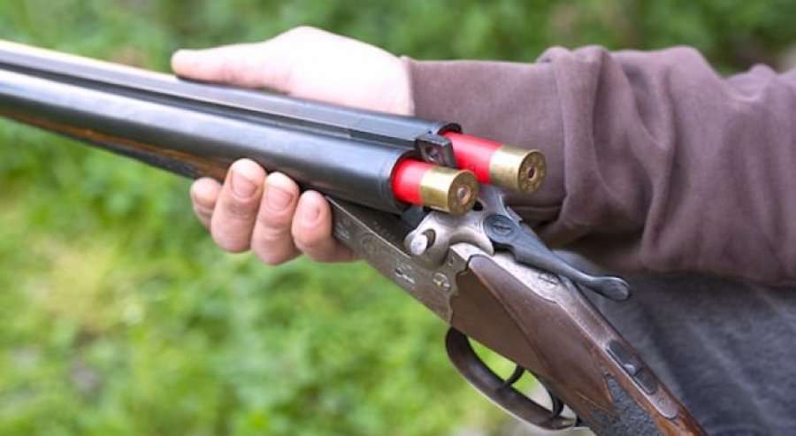 Tentuan të vidhnin dyqanin, pronari plagos 2 adoleshentët, arrestohet bashkë me 4 autorët