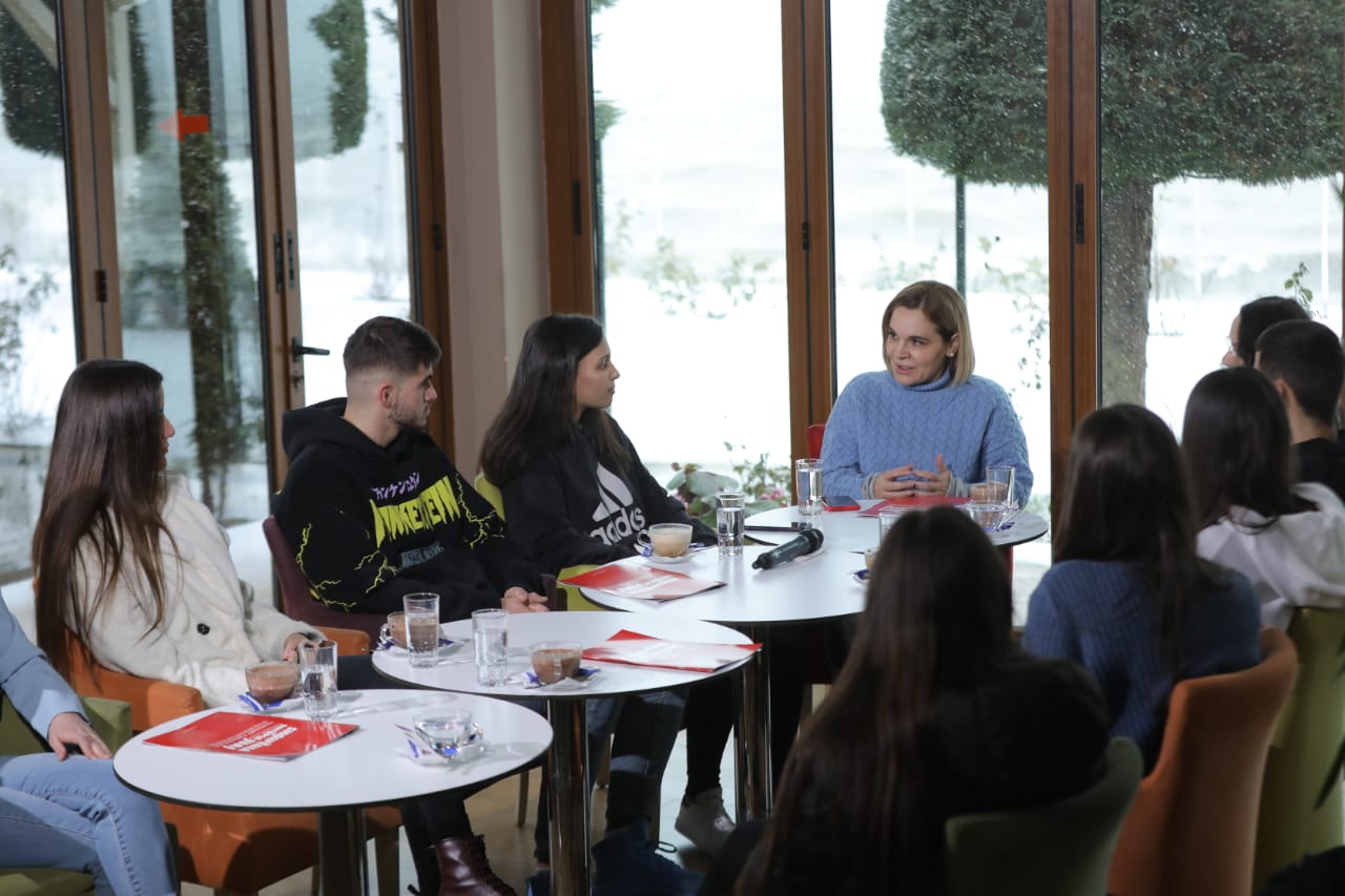 Kryemadhi takim me votuesit për herë të parë në Pogradec: Fokusi i LSI të rinjtë