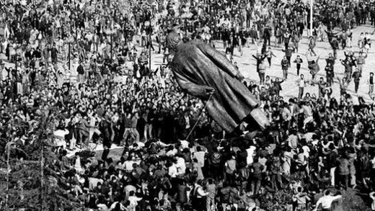 Rrëzimi i bustit/ Basha: Për të mbajtur pushtetin imitojnë diktatorin, do ta rikthejmë Shqipërinë në rrugën evropiane