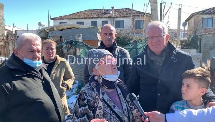 “Ujërat e zeza na futen në banesa”, banorët në Durrës: Kemi bërë ankesë, asnjë gjë nuk zgjidhin (VIDEO)