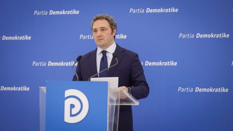 Spahia: Rakacolli shkeli masat anti-Covid për hir të partisë, u shfaq pa maskë