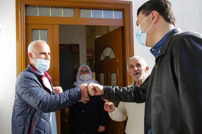 “Ka 8 vjet këmbët në fyt”, Basha viziton familjen në nevojë: Qeveria jonë do të mendojë për njerëzit