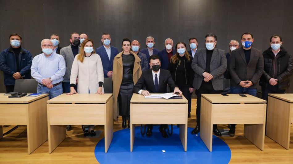 Basha mbledh në PD drejtuesit politikë të qarqeve