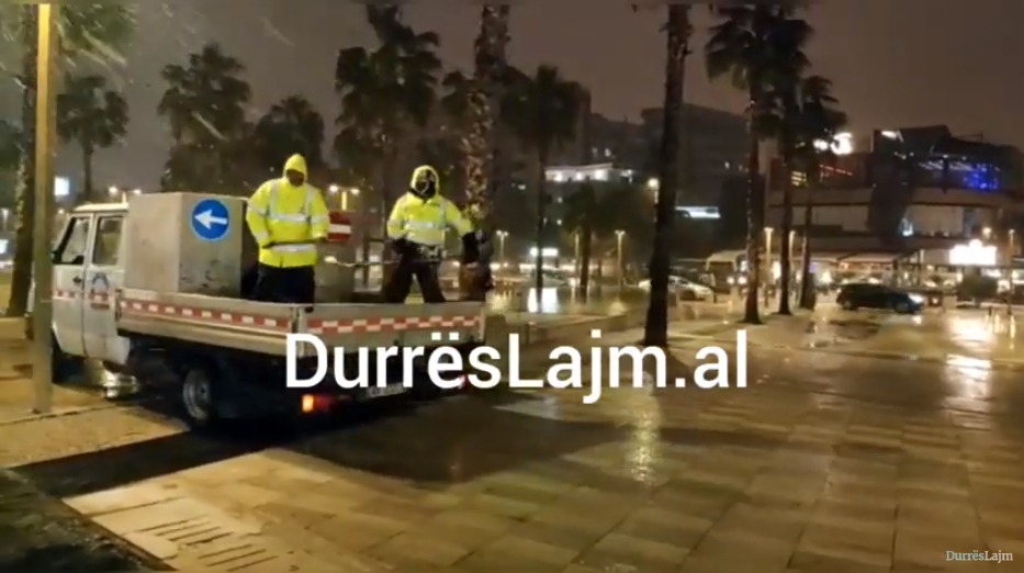 Ngricë në rrugët e Durrësit, punonjësit e bashkisë hedhin kripë (VIDEO)