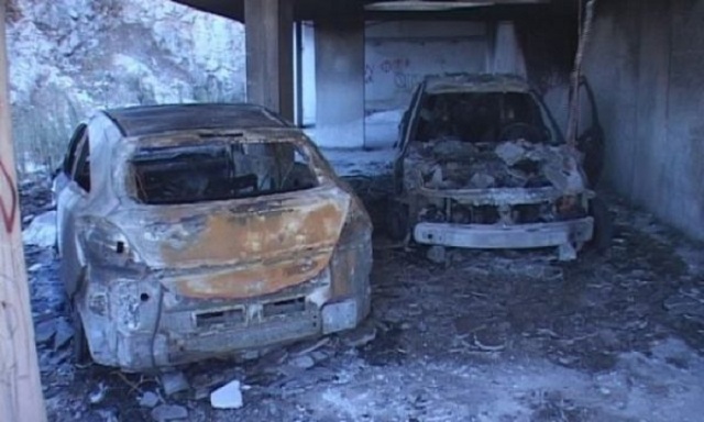 Digjen tre makina të parkuara në afërsi të Komisariatit