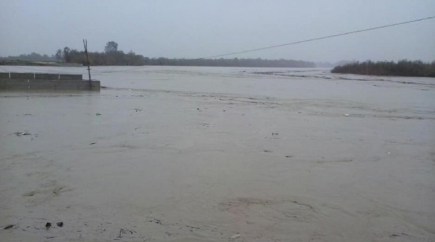 Buna del nga shtrati, evakuohen mbi 10 familje