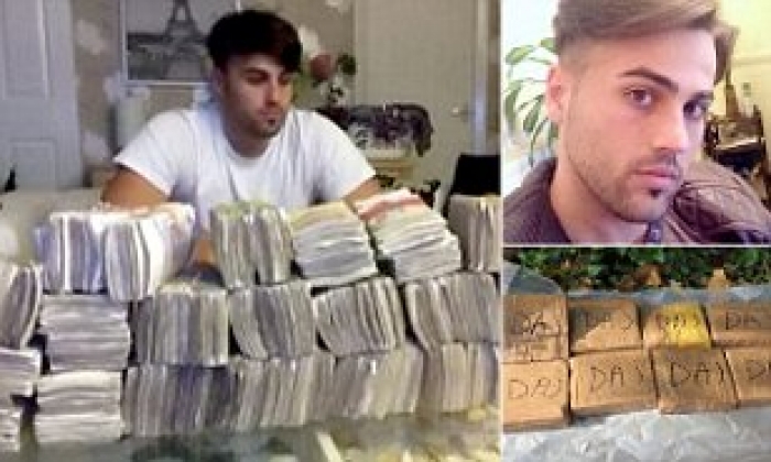 Mediat britanike e cilësuan si “trafikanti idiot shqiptar”, flet Olsi Beheluli: Cila është e vërteta e fotos me “një mal me para”