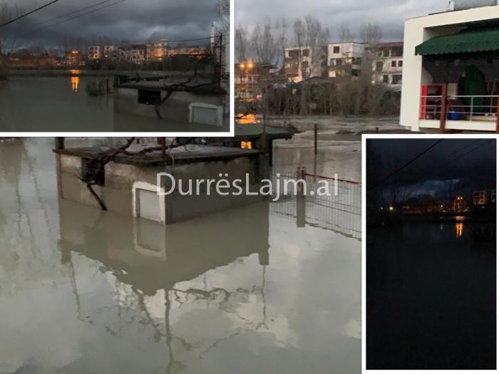 Durrës, situatë e rënduar nga përmbytjet, niveli i ujit rritet rreth 2 metra (VIDEO)