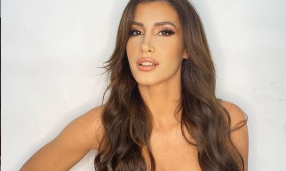 Aulona Musta pozon tërësisht nudo