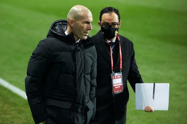 Trajneri i njohur po pret shkarkimin e Zidane për të marrë drejtimin e Real Madridit