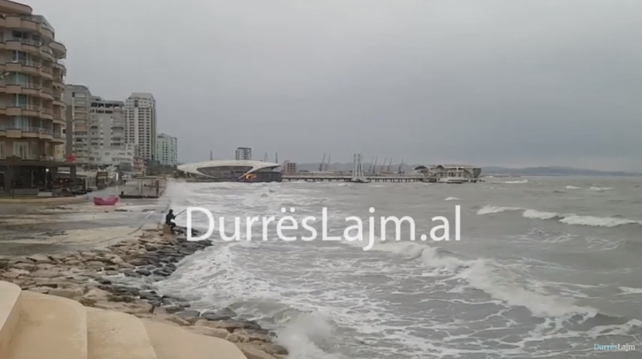 Det i trazuar në gjirin e Durrësit, çfarë ndodhte në shëtitoren bregdetare (VIDEO)