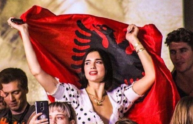 “Kurrë nuk do ta harroj atë që po ndodhte”, Dua Lipa uron pavarësinë e Kosovës