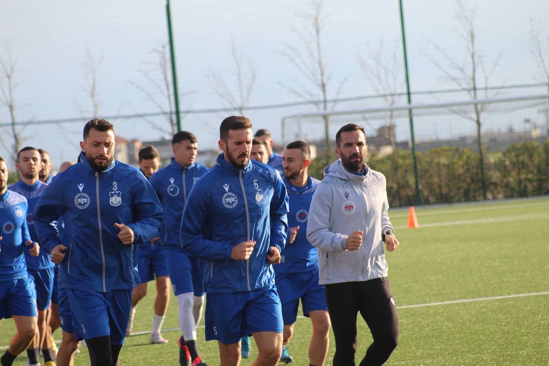 Ecuria e Teutës, drejtuesit kritika stafit dhe lojtarëve për ecurinë