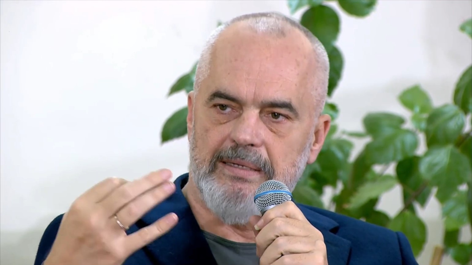 Rama-kritikëve: Kanë vënë kujën për gjenocid, Tinka Kurti e Reshat Arbana duhen vaksinuar në fund pse janë të njohur?