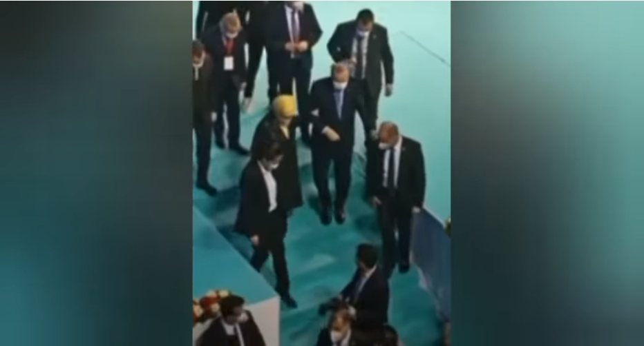 Erdogan zbret me vështirësi shkallët, dikush e mban për krahu (VIDEO)