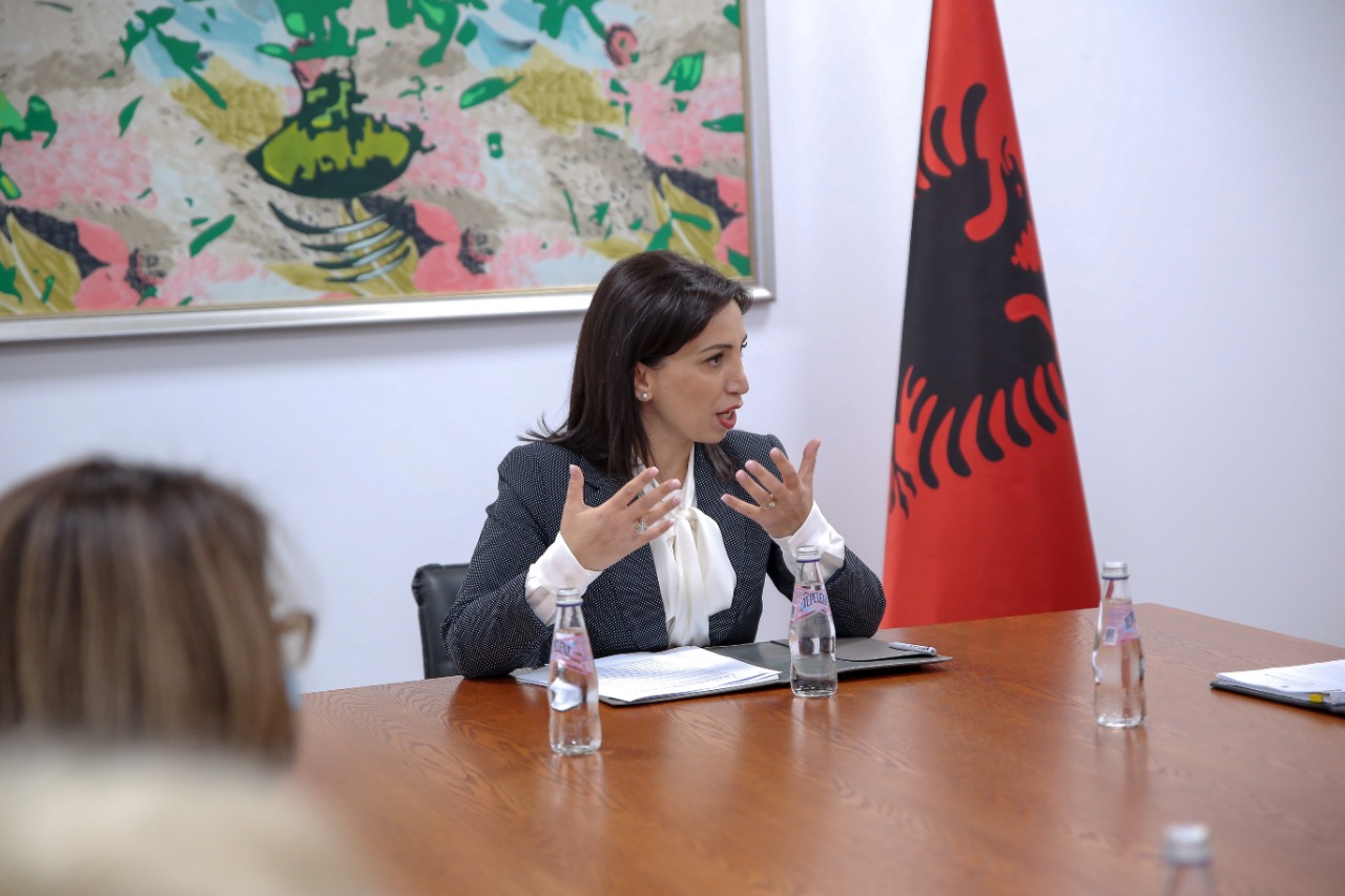 Ministrja Kushi mbi Programin Kombëtar të Praktikave të Punës: Mundësi shumë e mirë për integrimin e të rinjve në administratë e institucione të tjera