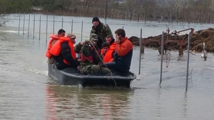 Banesa e saj nën ujë, 5-vjeçarja e sëmurë evakuohet me urgjencë me varkë