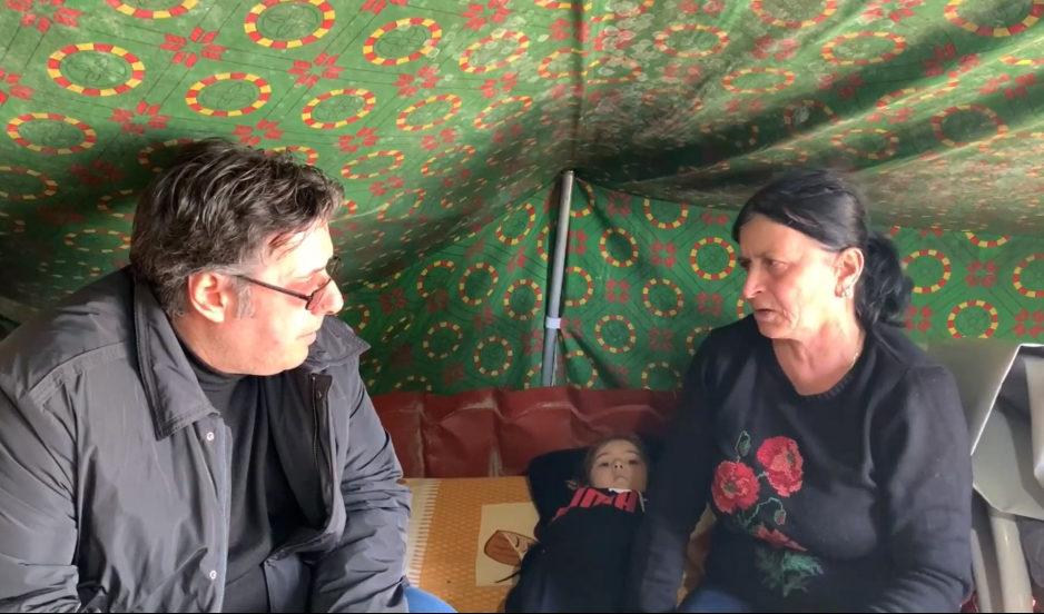 VIDEO/ Paloka vizitë në një familje në kushte të rënda ekonomike në Durrës: Është koha për ndryshim