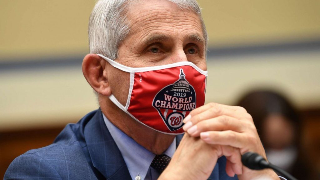 Fauci: Ka gjasa që të mbajmë maska edhe në 2022