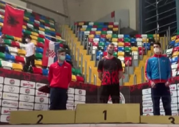 Flamuri shqiptar ngrihet mes Beogradit, Izmir Smajlaj merr medaljen e artë