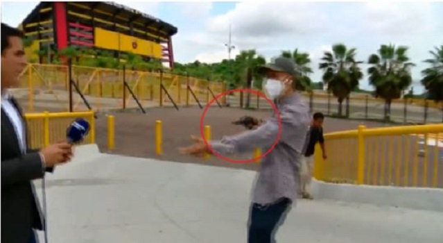 Gazetari sportiv sulmohet me armë para stadiumit, hajduti i vjedh… telefonin