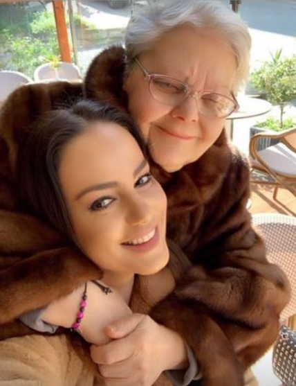 Hygerta Sako publikon foton e vjetër për t’i uruar nënës ditëlindjen: 55 vjet diferencë, por ti…