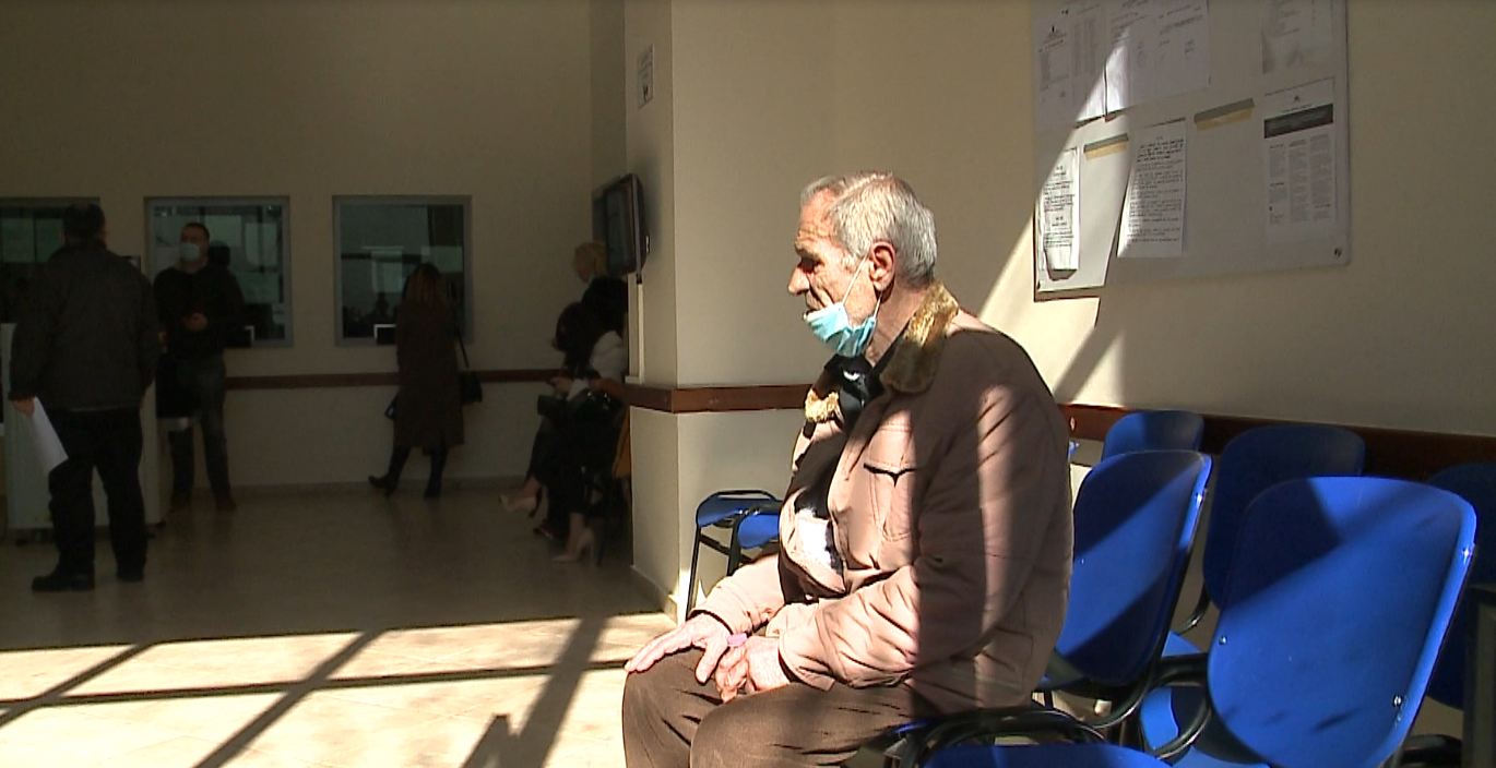 Urdhër mbrojtjeje nga nusja/ Pas divorcit të djalit, dy të moshuar  enden dyerve të gjykatës