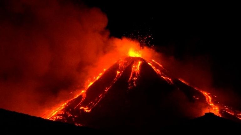 Etna vendos rekord, gjashtë shpërthime në tetë ditë (VIDEO)