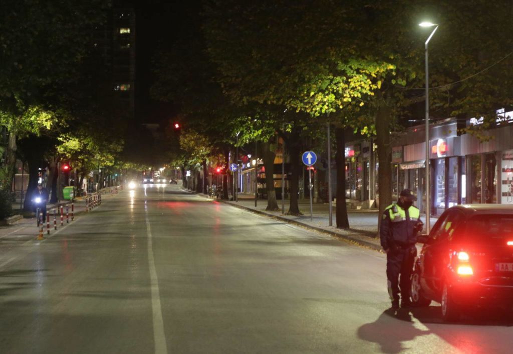 Covid-19/ Të mërkurën mund të mbyllemi më herët, ndryshojnë rregullat për lokalet