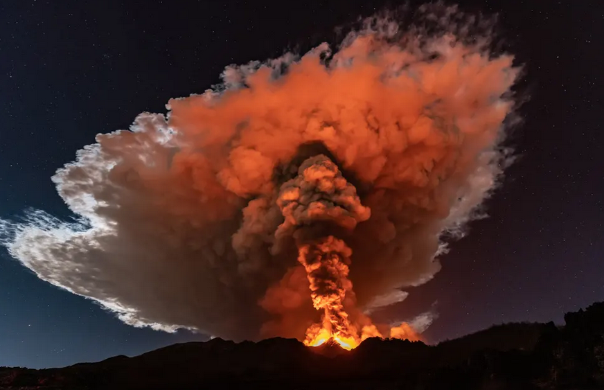 Vullkani Etna ndriçon qiellin e natës me “ujëvarën” e llavës (FOTO)
