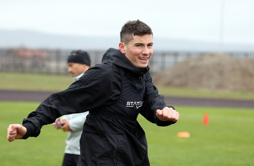 Lëvizje “blic” e Roshit, lë Rusinë pas 5 vitesh. E presin në Hungari