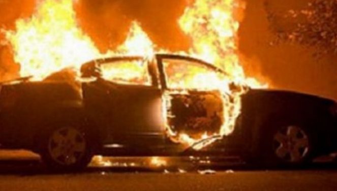 Digjet “Benz”-i në oborrin e banesës, disa të shoqëruar në polici