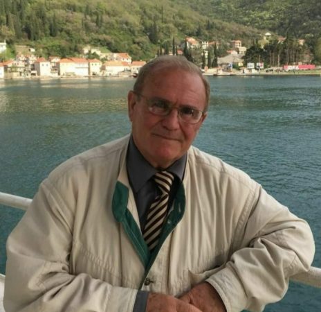 COVID-19 i merr jetën mjekut 72-vjeçar