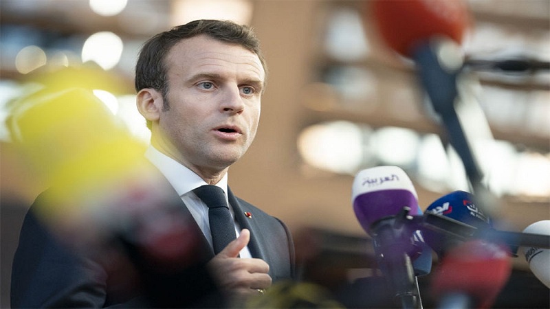 Macron letër Vuçiçit: Mbështes dialogun me Kosovën